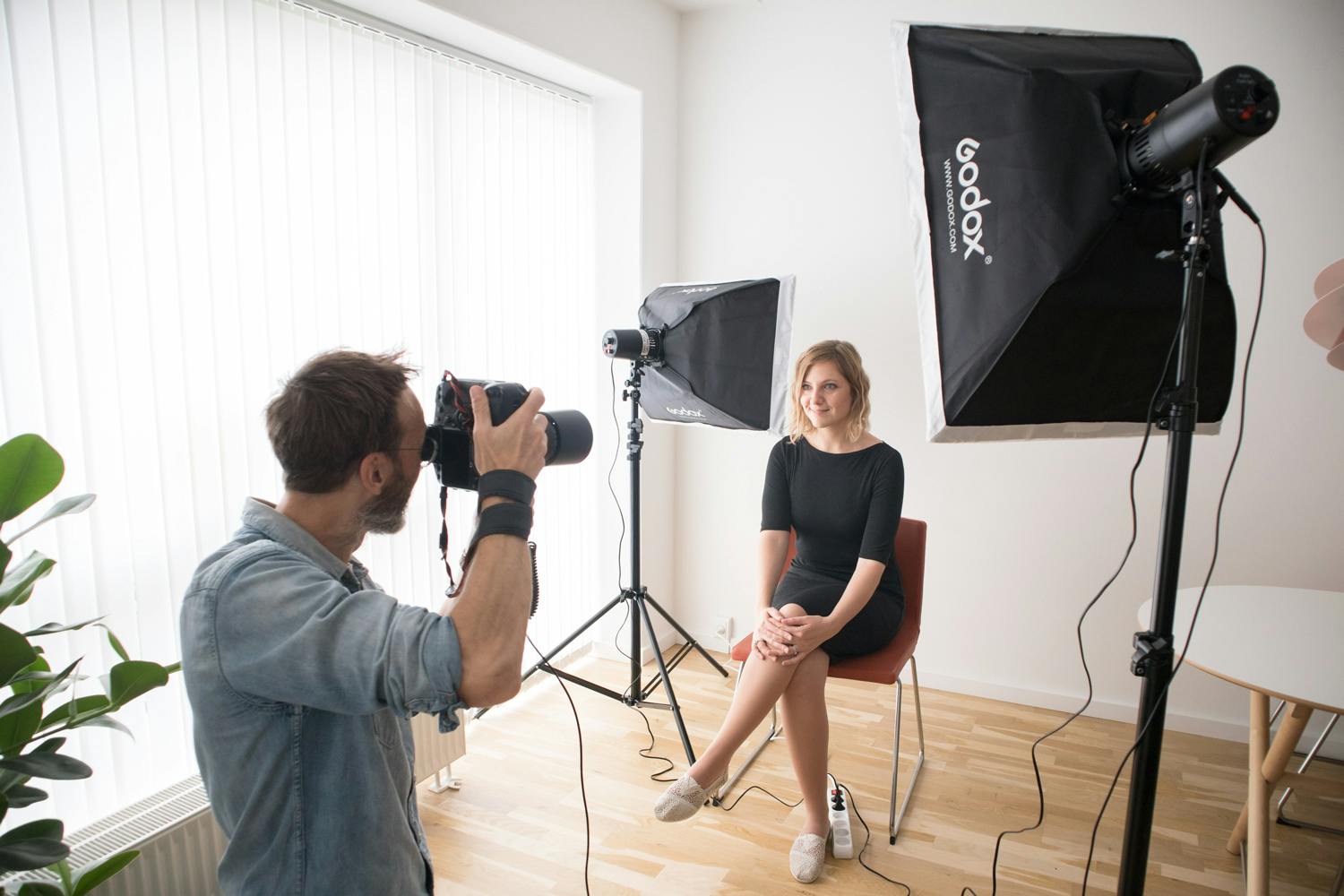 Hemmastudio Studiobelysning för porträttfoto i vardagsrummet med två blixtar